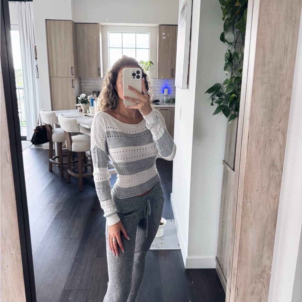 Hugoome Gray/White Striped Women's Sweater (Size Small)